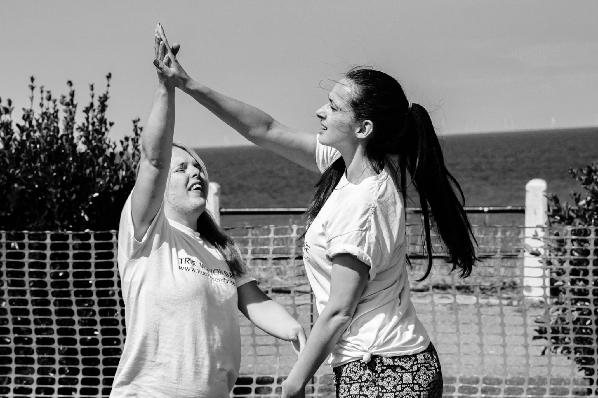 True Motion Dance Classes-614 2 dancers dancing on the seafront